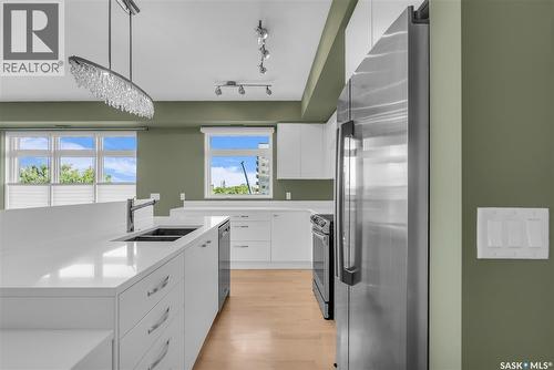 501 922 Broadway Avenue, Saskatoon, SK - Indoor Photo Showing Kitchen With Double Sink