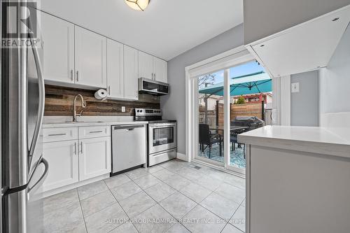 52 Moir Crescent, Barrie, ON - Indoor Photo Showing Kitchen