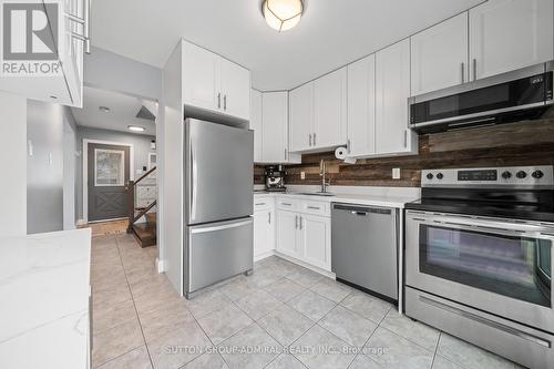 52 Moir Crescent, Barrie, ON - Indoor Photo Showing Kitchen
