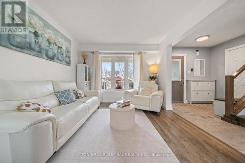 52 Moir Crescent, Barrie, ON - Indoor Photo Showing Living Room