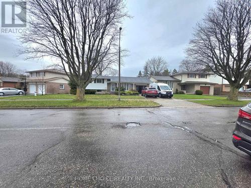 130 Champlain Crescent, Kitchener, ON - Outdoor With Facade