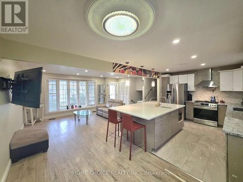 130 Champlain Crescent, Kitchener, ON - Indoor Photo Showing Kitchen With Upgraded Kitchen