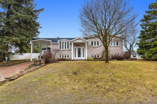 186 Rue des Épinettes  Lachute, QC J8G 4B1