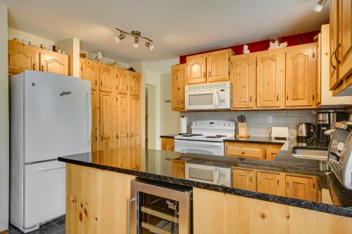 Kitchen - 5 Av. Au Pied-De-La-Côte, Saint-Sauveur, QC - Indoor Photo Showing Kitchen
