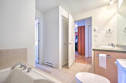 Salle de bains - 502-651 Rue De La Montagne, Montréal (Ville-Marie), QC - Indoor Photo Showing Bathroom