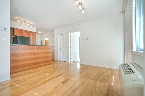 Salon - 502-651 Rue De La Montagne, Montréal (Ville-Marie), QC - Indoor