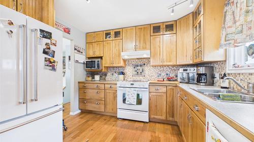 2220 3A Street, Cranbrook, BC - Indoor Photo Showing Kitchen With Double Sink