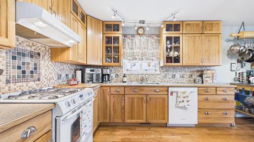 2220 3A Street, Cranbrook, BC - Indoor Photo Showing Kitchen