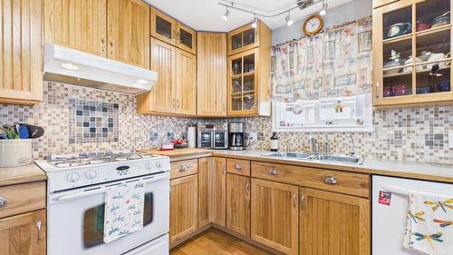 2220 3A Street, Cranbrook, BC - Indoor Photo Showing Kitchen With Double Sink