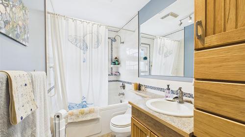2220 3A Street, Cranbrook, BC - Indoor Photo Showing Bathroom