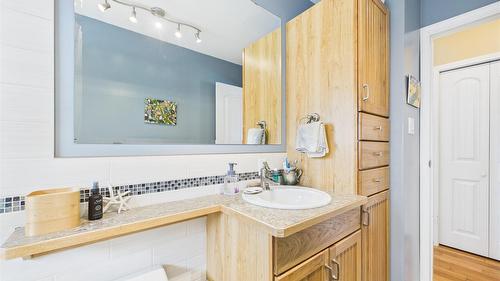 2220 3A Street, Cranbrook, BC - Indoor Photo Showing Bathroom