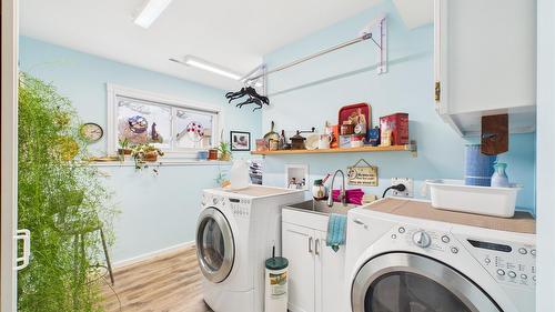 2220 3A Street, Cranbrook, BC - Indoor Photo Showing Laundry Room