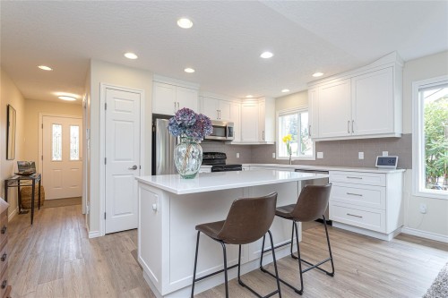 2900 Jonas Way, Chemainus, BC - Indoor Photo Showing Kitchen With Upgraded Kitchen