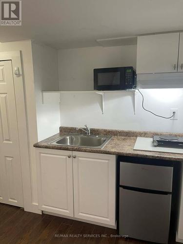 920 Ledbury Crescent, Mississauga, ON - Indoor Photo Showing Kitchen With Double Sink