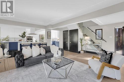 1915 Delaney Drive, Mississauga, ON - Indoor Photo Showing Living Room