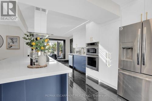1915 Delaney Drive, Mississauga, ON - Indoor Photo Showing Kitchen