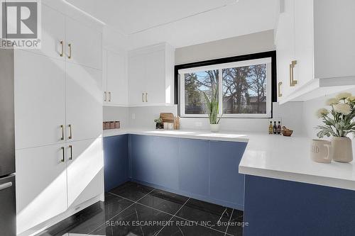 1915 Delaney Drive, Mississauga, ON - Indoor Photo Showing Kitchen