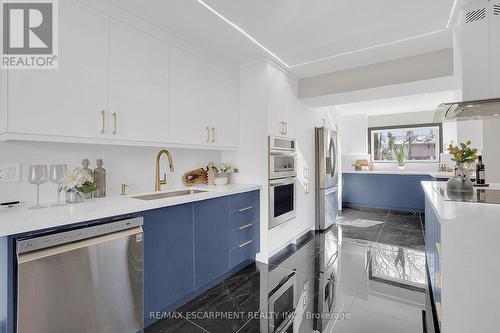 1915 Delaney Drive, Mississauga, ON - Indoor Photo Showing Kitchen With Upgraded Kitchen