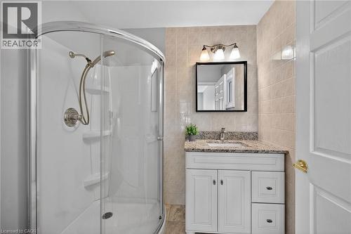 232 Silverbirch Boulevard, Hamilton, ON - Indoor Photo Showing Bathroom