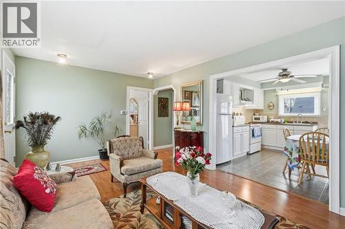 54 Bingham Road, Hamilton, ON - Indoor Photo Showing Living Room