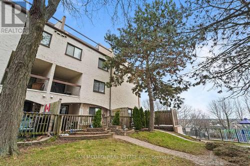 112 - 1050 Falgarwood Drive, Oakville, ON - Outdoor