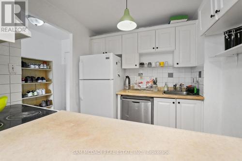 112 - 1050 Falgarwood Drive, Oakville, ON - Indoor Photo Showing Kitchen