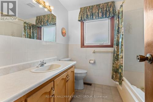 Main Bathroom on Second Floor W/Jet Tub - 1310 Ferguson Street, Ottawa, ON - Indoor Photo Showing Bathroom