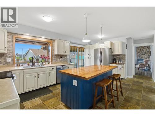 1834 Russet Wynd, Kamloops, BC - Indoor Photo Showing Kitchen With Double Sink