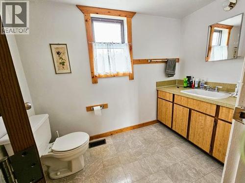 524 Maynard Road, Faro, YT - Indoor Photo Showing Bathroom