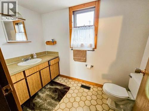 524 Maynard Road, Faro, YT - Indoor Photo Showing Bathroom