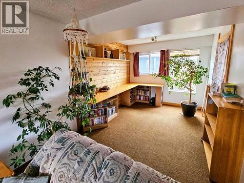 524 Maynard Road, Faro, YT - Indoor Photo Showing Other Room