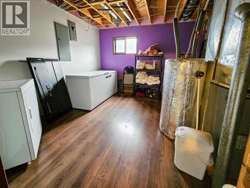 524 Maynard Road, Faro, YT - Indoor Photo Showing Laundry Room