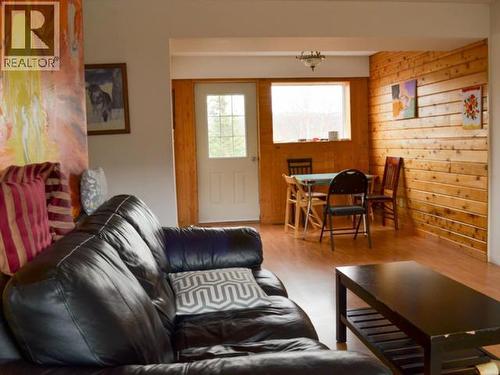 524 Maynard Road, Faro, YT - Indoor Photo Showing Living Room