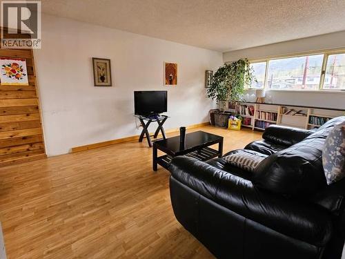 524 Maynard Road, Faro, YT - Indoor Photo Showing Living Room