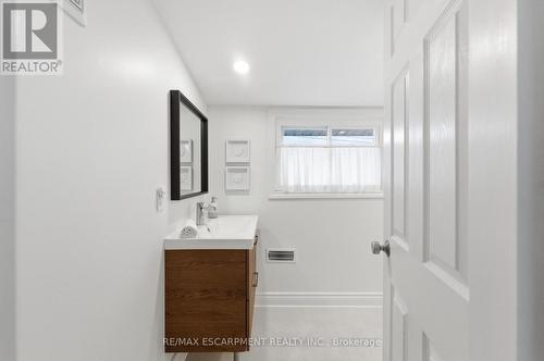 199 Kensington Avenue S, Hamilton, ON - Indoor Photo Showing Bathroom