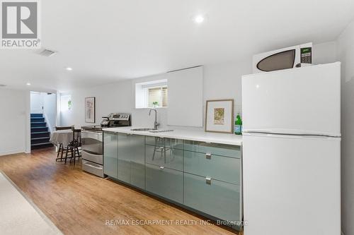 199 Kensington Avenue S, Hamilton, ON - Indoor Photo Showing Kitchen