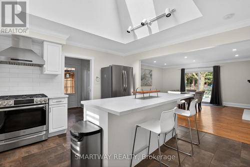 11 Meadow Drive, Caledon, ON - Indoor Photo Showing Kitchen With Upgraded Kitchen