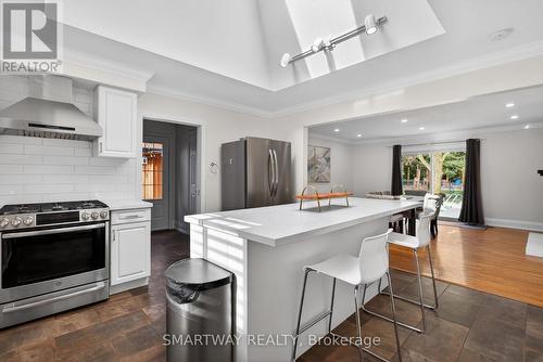 11 Meadow Drive, Caledon, ON - Indoor Photo Showing Kitchen With Upgraded Kitchen