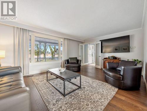 1592 Sideroad 15, New Tecumseth, ON - Indoor Photo Showing Living Room