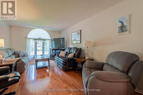 37 Brouwer Crescent, Wasaga Beach, ON - Indoor Photo Showing Living Room