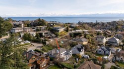 310 Windermere Pl Victoria, BC V8S 3J3