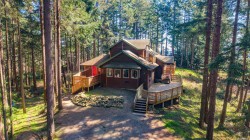 546 & 548 Kinnikinik Way Comox, BC V9M 3V8