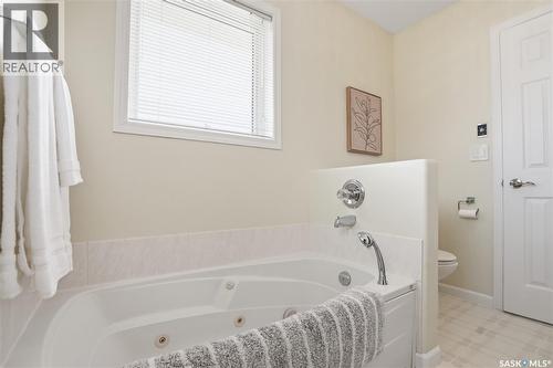 406 Laycoe Crescent, Saskatoon, SK - Indoor Photo Showing Bathroom
