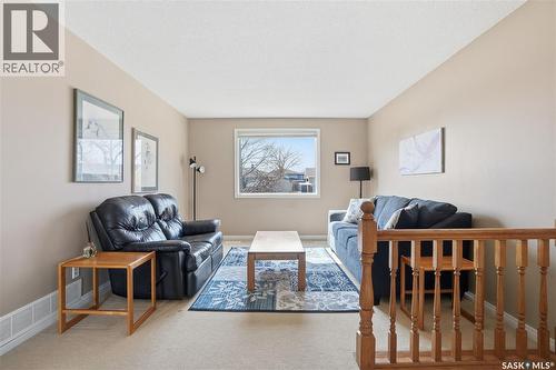 111 Forsyth Crescent, Regina, SK - Indoor Photo Showing Living Room