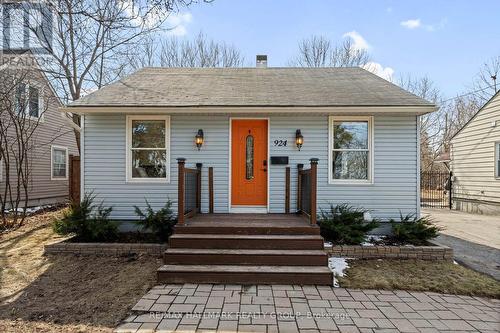924 FISHER AVENUE  Ottawa, ON K1Z 6P4