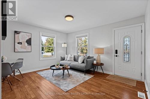 924 Fisher Avenue, Ottawa, ON - Indoor Photo Showing Living Room