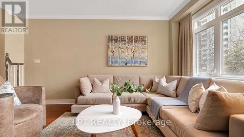 176 Lanark Avenue, Ottawa, ON - Indoor Photo Showing Living Room