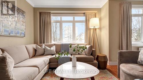 176 Lanark Avenue, Ottawa, ON - Indoor Photo Showing Living Room
