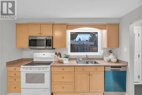 67 Devins Drive, Aurora, ON - Indoor Photo Showing Kitchen With Double Sink