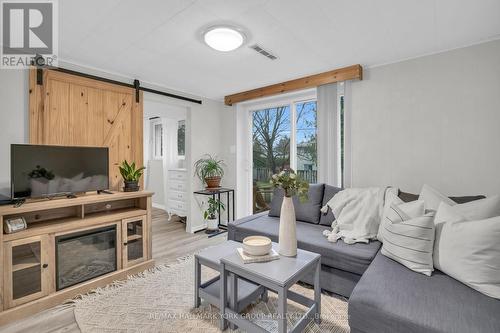 67 Devins Drive, Aurora, ON - Indoor Photo Showing Living Room